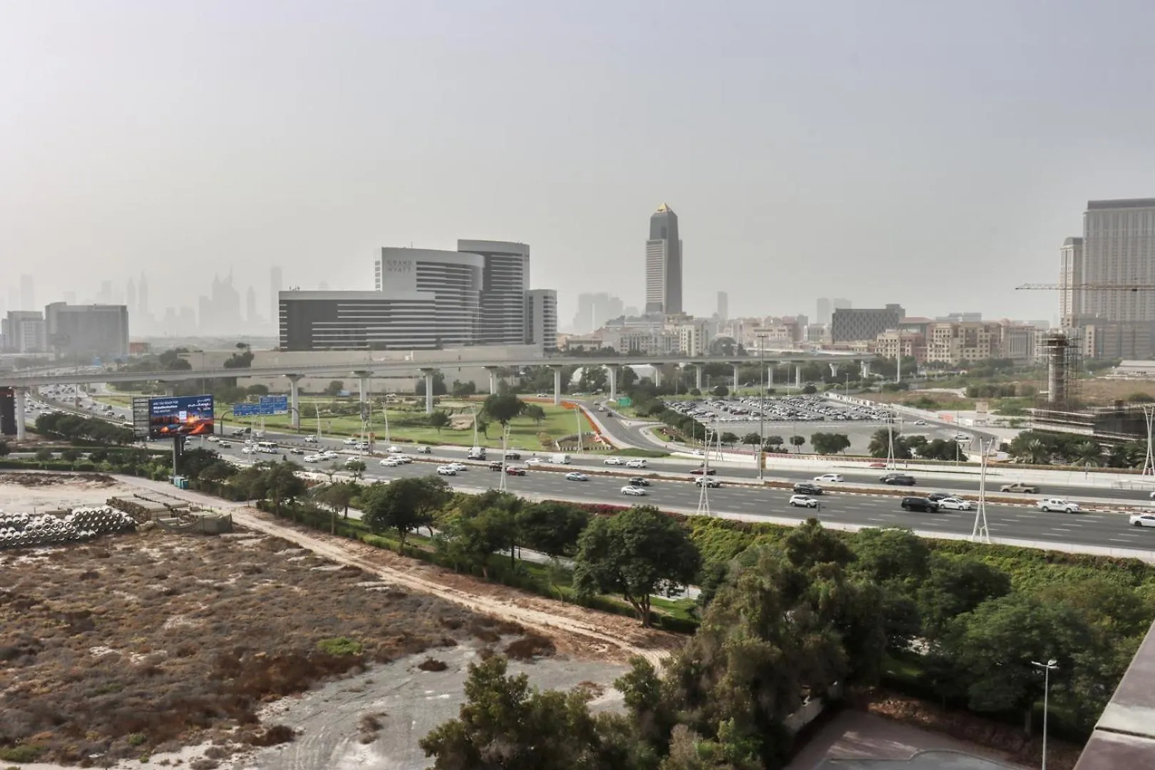 Apartment 2B With City Skyline Views, Near Metro Station Dubai