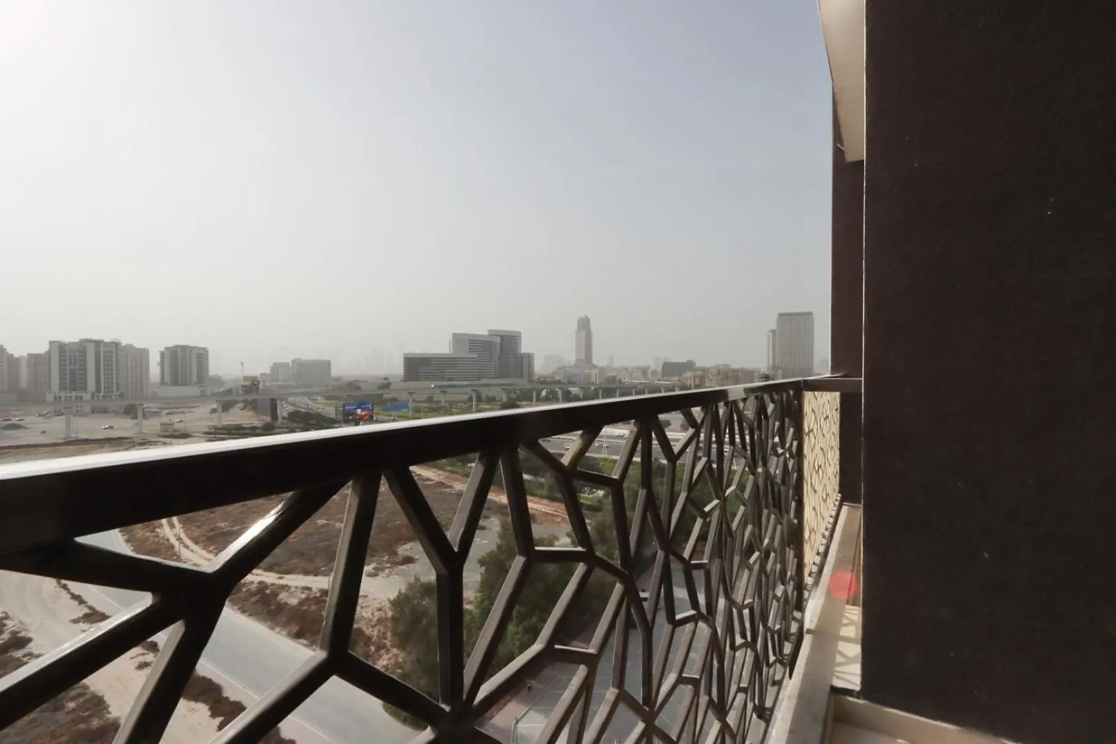 2B With City Skyline Views, Near Metro Station Dubai Förenade Arabemiraten